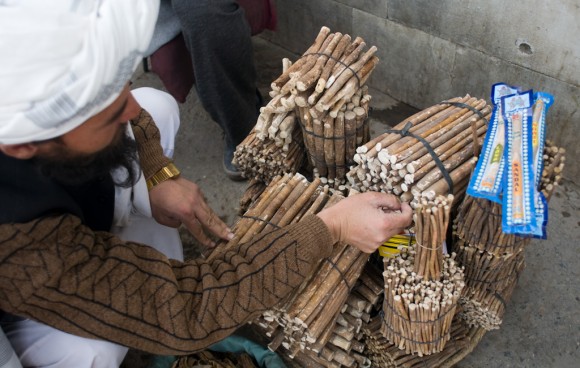 Kabul: Mirowak tooth cleaning sticks