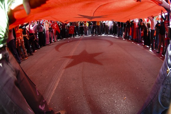 Istanbul: protesters wave the flag